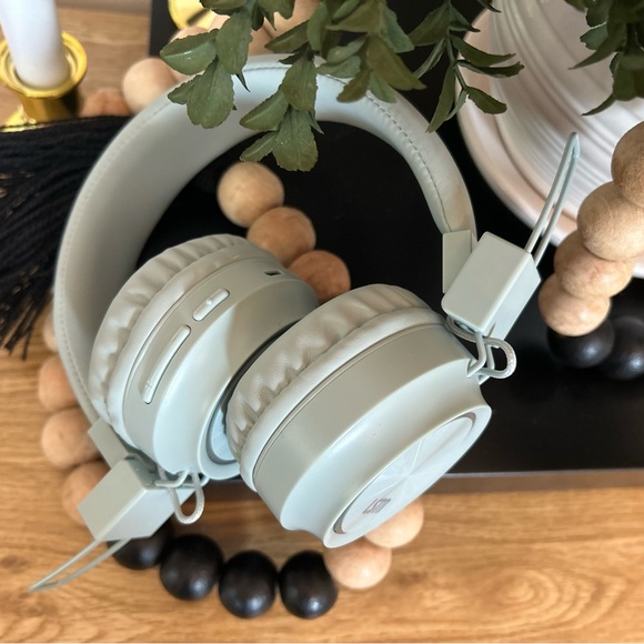 Jilly Box: LSTN wireless headphones with charger cable and wire connection. - Picture 5 of 5